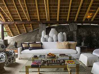 Legendary Mwiba Lodge: Lounge mit Felsen im Rücken Legendary Mwiba Lodge: Lounge mit Felsen im Rücken