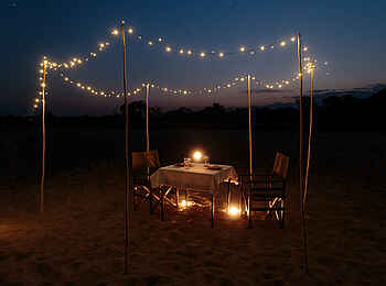 Nkonzi Bush Camp: Lichterkette beim Dinner Nkonzi Bush Camp: Lichterkette beim Dinner
