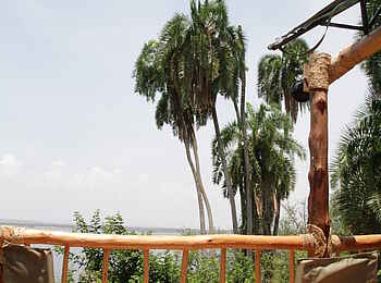 Ruzizi Tented Lodge: Teil der Terrasse des Baumhaus-Zeltes