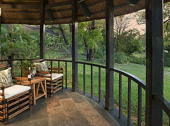 Stanley and Livingstone Boutique Hotel: Außenterasse mit Blick in Garten Stanley and Livingstone Boutique Hotel: Außenterasse mit Blick in Garten