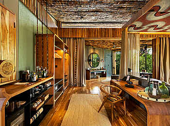 andBeyond Grumeti Serengeti River Lodge: Offene Raumgestaltung andBeyond Grumeti Serengeti River Lodge: Offene Raumgestaltung