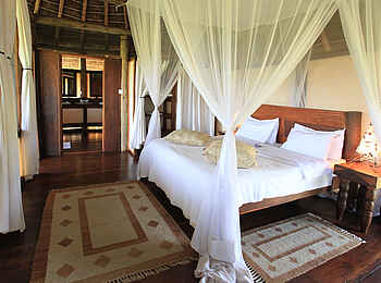 Apoka Safari Lodge: Doppelbett unter Moskitonetz