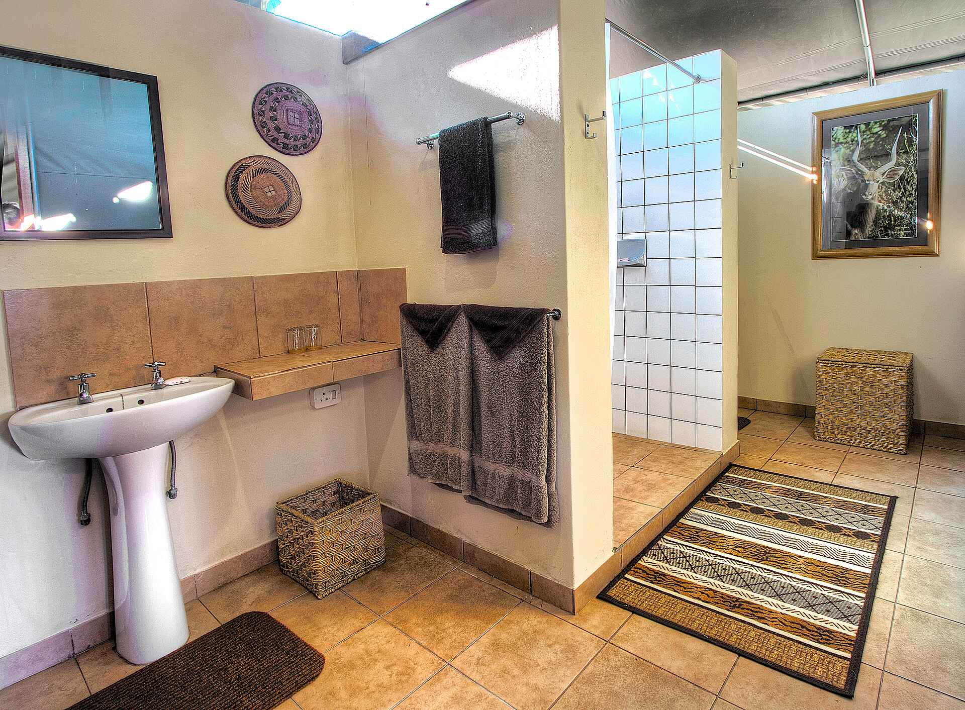 Bomani Tented Lodge, Hwange, Hwange National Park, Imvelo Safari Lodges, Simbabwe, Bad, Badezimmer, Dusche, Einrichtung, Gästeunterkünfte, Waschbecken, Afrikarma, Afrikarma Safaris, Afrikarma Safaris - Wildnis. Hautnah., Afrikarma.de