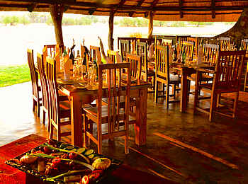 Bomani Tented Lodge: Essensraum mit Ausblick nach draußen