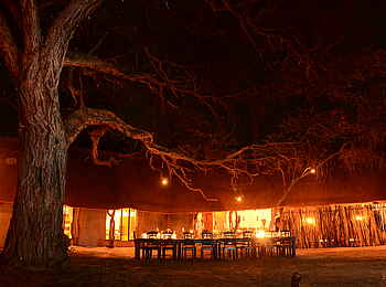 Camelthorn Lodge: Abend in der Lodge Camelthorn Lodge: Abend in der Lodge