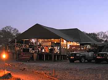 Camp Savuti: Hauptgebäude im Abendlicht