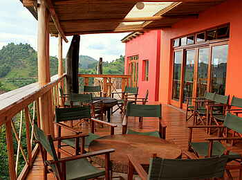 Chameleon Hills Lodge: Die Aussichtsterrarsse thront hoch über dem bekannten Lake Mutanda