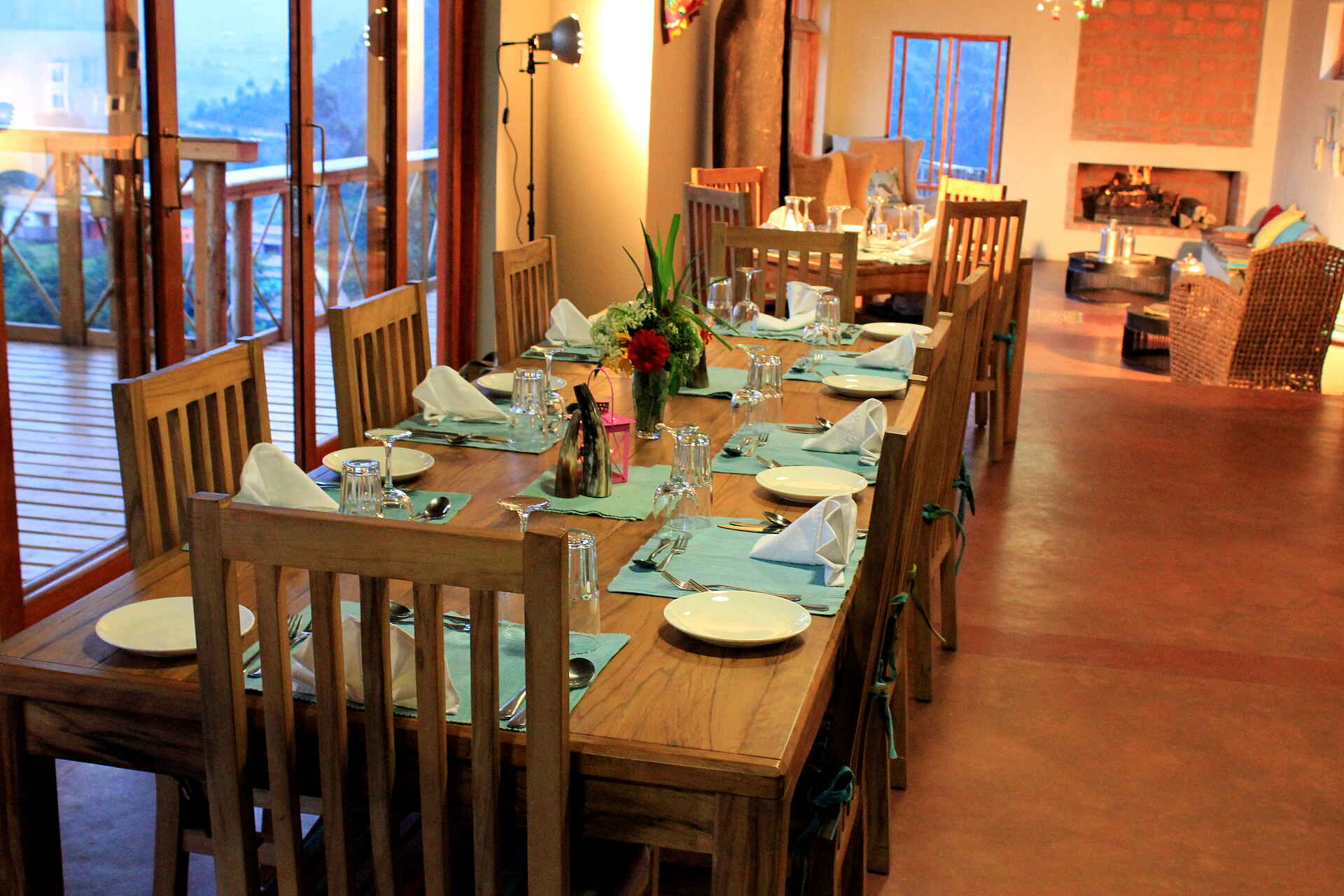 Bwindi Impenetrable Forest, Chameleon Hills Lodge, Gorilla tracking, Lake Mutanda, Essbereich, Innenansicht, Afrikarma, Afrikarma Safaris, Afrikarma Safaris - Wildnis. Hautnah., Afrikarma.de