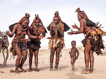 Hoanib Valley Camp: Tanzende Himba Frauen Hoanib Valley Camp: Tanzende Himba Frauen