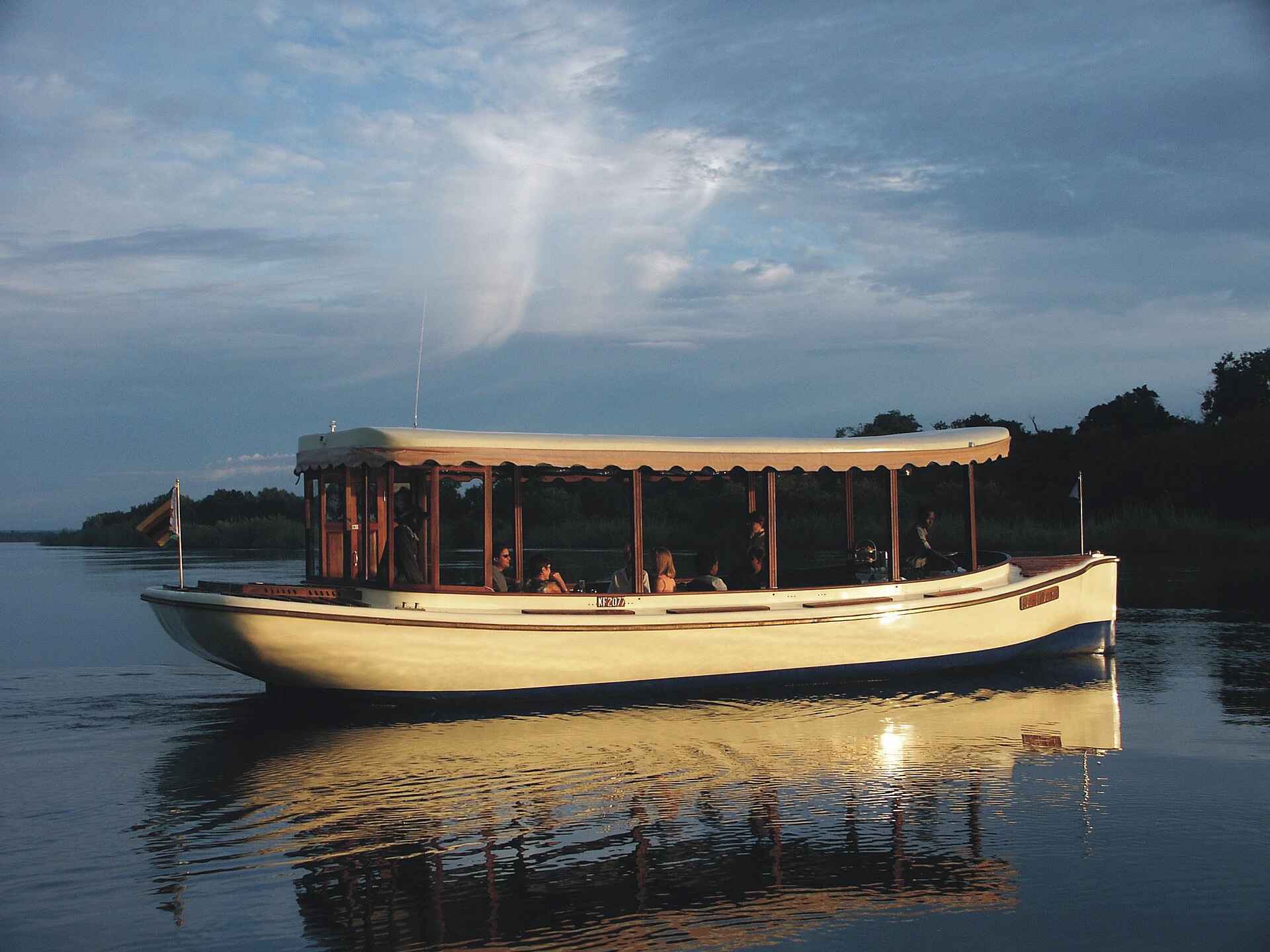 Ilala Lodge: Das Sunset-Cruise-Schiff "Ra Ikane"
