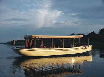 Ilala Lodge: Das Sunset-Cruise-Schiff "Ra Ikane"