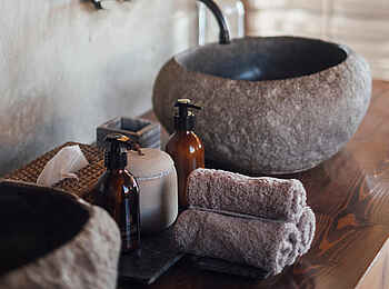 Jabali Ridge Camp: Luxuriöses Bad mit Steinwaschbecken Jabali Ridge Camp: Luxuriöses Bad mit Steinwaschbecken