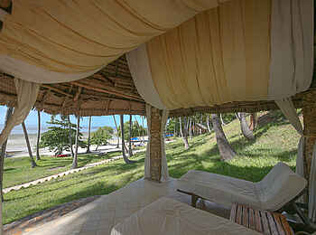 Kinasi Lodge: Überdachte Strandlounge Kinasi Lodge: Überdachte Strandlounge