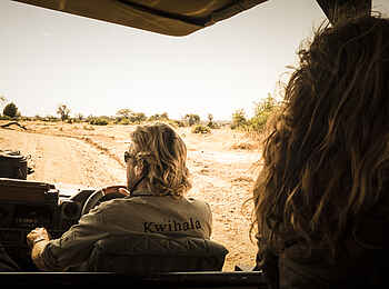 Kwihala Camp: Safarifahrzeug unterwegs