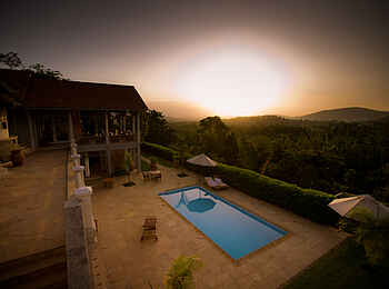 Machweo Wellness Retreat: Swimmingpool und Terrasse