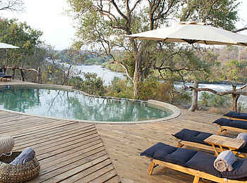 Mkulumadzi Lodge: Pooldeck mit Liegestühlen