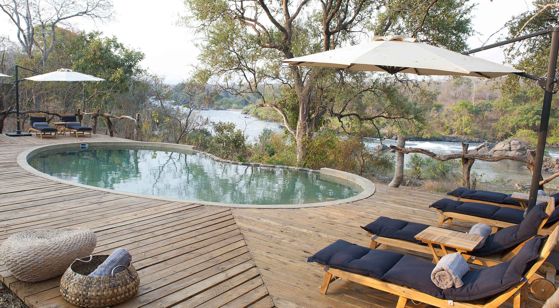 Mkulumadzi Lodge: Pooldeck mit Liegestühlen