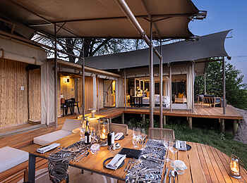 Monachira Camp: Dinner auf der Terrasse Monachira Camp: Dinner auf der Terrasse