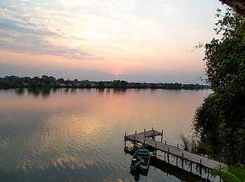 Mukambi Fig Tree Bush Camp: Die weite Wasserlandschaft in der Morgenröte