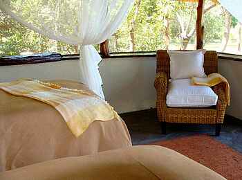 Nanzhila Plains Safari Camp: Korbsessel im Gästechalet Nanzhila Plains Safari Camp: Korbsessel im Gästechalet