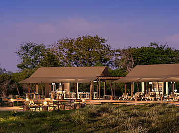 Nkasa Linyanti: Lagerfeuer am Abend Nkasa Linyanti: Lagerfeuer am Abend