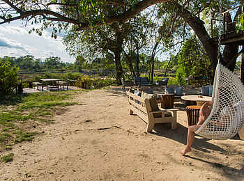 Sindabezi Island Camp: Lounge am Fluss