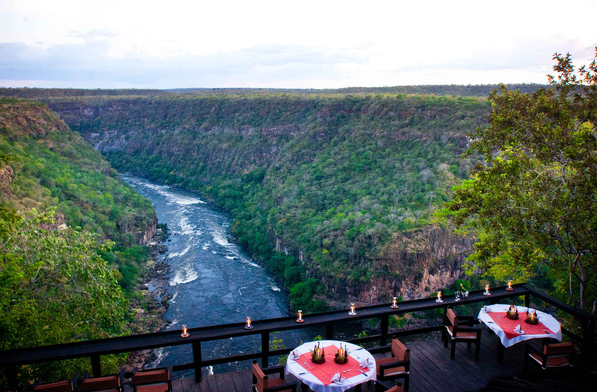 Batoka Gorge, Bush Zen, Taita Falcon Lodge, Augur Buzzard, Greifvögel, Rapid 17, Taita Falcon, Vereaux Eagle, Deck, Luftbild, Panorama, Schlucht, Afrikarma, Afrikarma Safaris, Afrikarma Safaris - Wildnis. Hautnah., Afrikarma.de