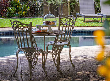 528 Victoria Falls Guesthouse: Frühstück am Pool