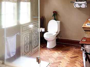 Giraffe Manor: Daisy Superior Room Toilette und Dusche Giraffe Manor: Daisy Superior Room Toilette und Dusche