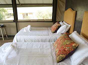 Kavinga Safari Camp: Betten mit Kissen Kavinga Safari Camp: Betten mit Kissen
