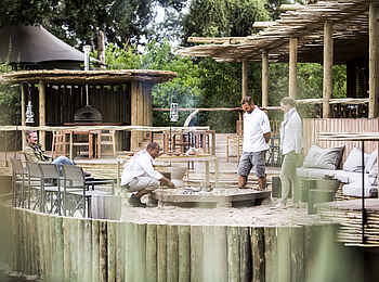 Mombo Camp: Swandwiches an der Feuerstelle Mombo Camp: Swandwiches an der Feuerstelle