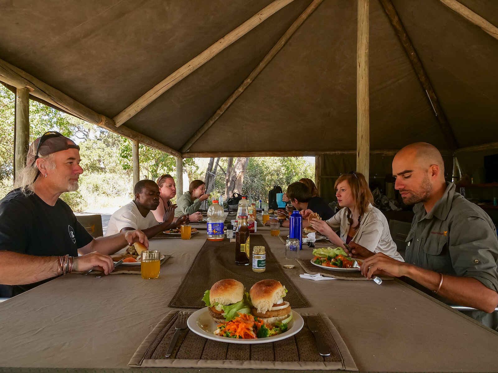 Okavango Guiding School: Es wird gemeinsam gegessen Okavango Guiding School: Es wird gemeinsam gegessen