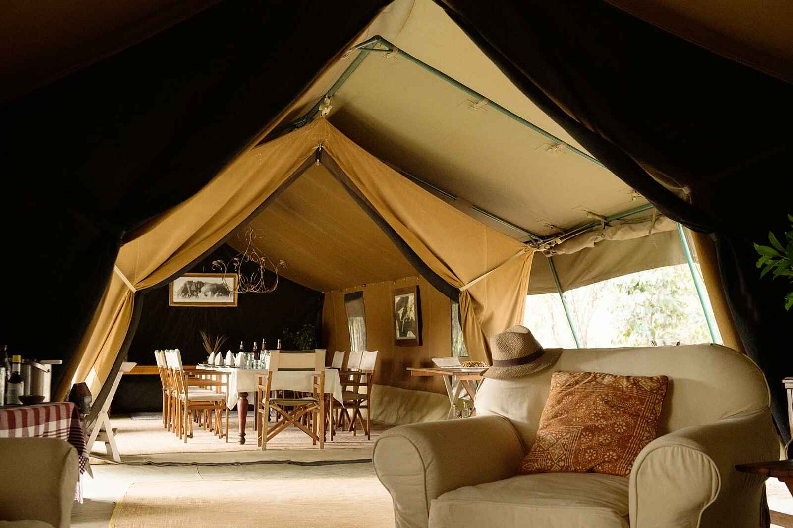 Serian Nkorombo: Sitzgelegenheiten im Essenszelt Serian Nkorombo: Sitzgelegenheiten im Essenszelt