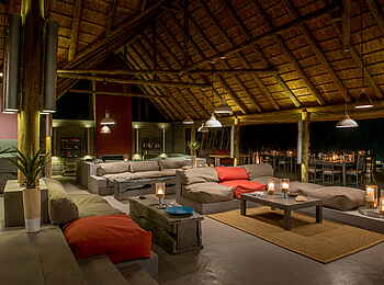Simbavati River Lodge: Hauptlounge am Abend