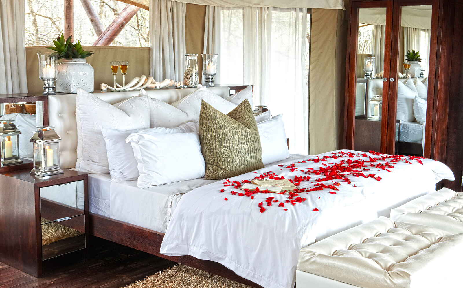 Thanda Tented Camp: Ein frisch hergerichtetes Bett Thanda Tented Camp: Ein frisch hergerichtetes Bett