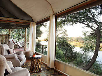 Amanzi Camp: Sitzecke mit Ausblick auf den Fluss Amanzi Camp: Sitzecke mit Ausblick auf den Fluss