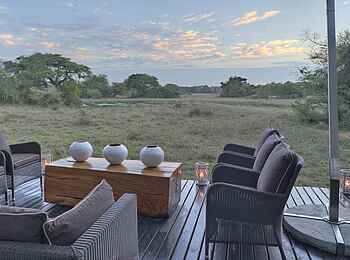 &Beyond Phinda Forest Lodge: Terrasse in der Abenddämmerung