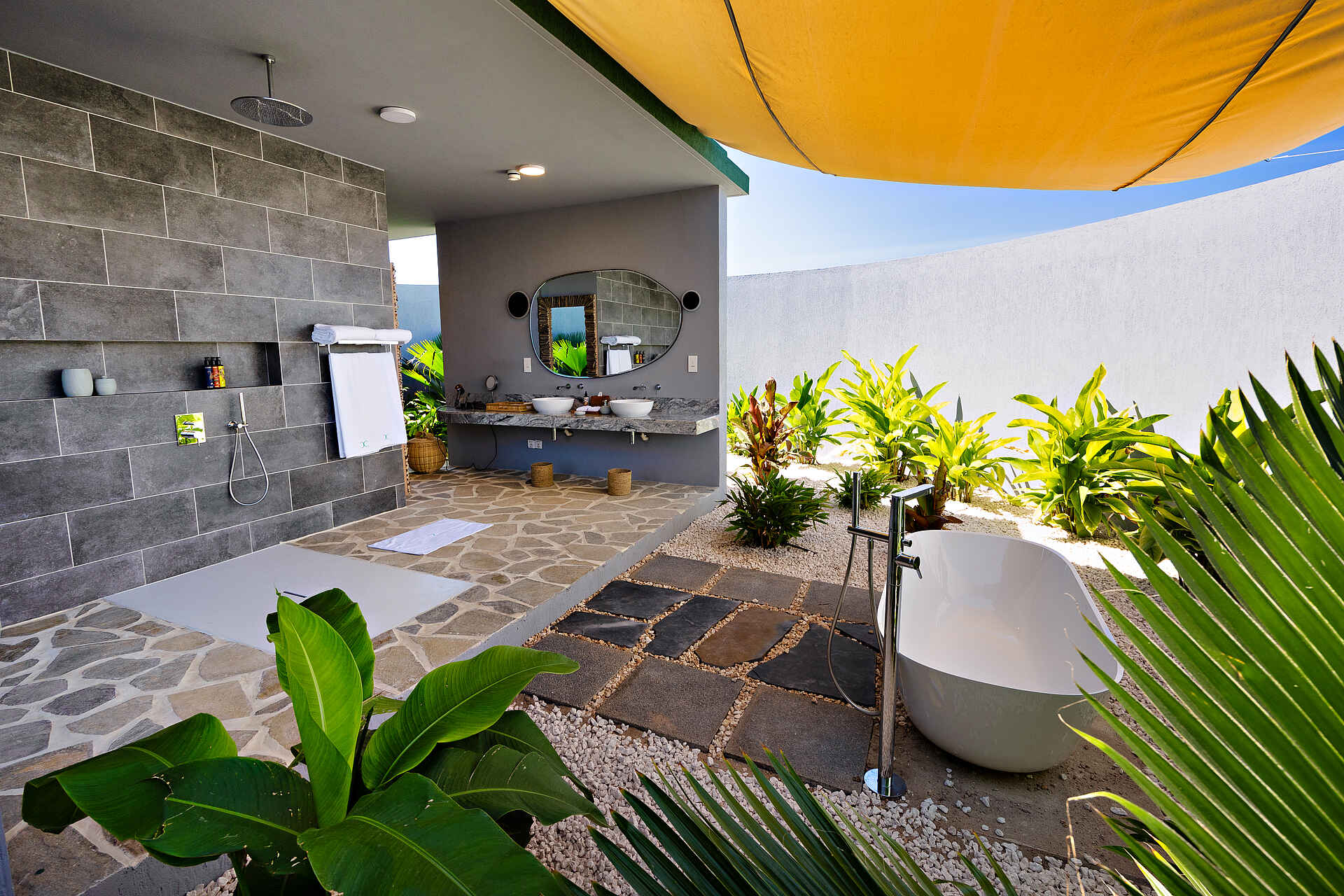 Bawe Island: Badezimmer einer Sunset Suite und Sunrise Villa