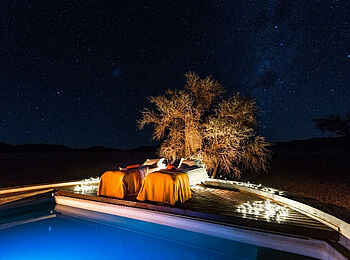 Camp Sossus: Der Pool bei Nacht Camp Sossus: Der Pool bei Nacht
