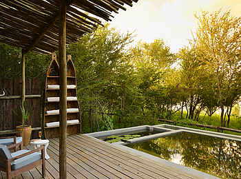 Chobe Bakwena Lodge: Sonnendeck mit Pool