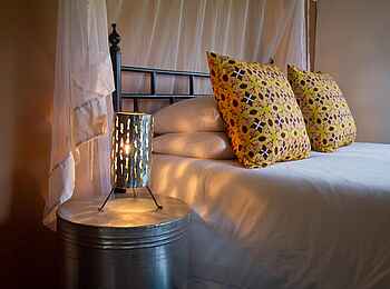 Chundukwa River Lodge: Neben dem Bett Chundukwa River Lodge: Neben dem Bett