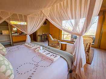 Ghoha Hills Savuti Lodge: Luxury Standard Tent Bett