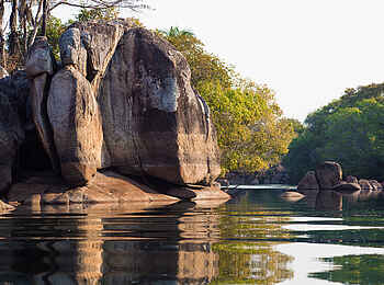 KaingU Safari Lodge: Felsen am Flussufer