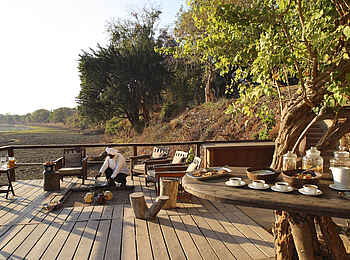 Kapani Lodge: Frühstück auf dem Deck