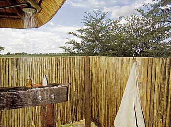 Lagoon Camp: Dusche unter einem Vordach Lagoon Camp: Dusche unter einem Vordach