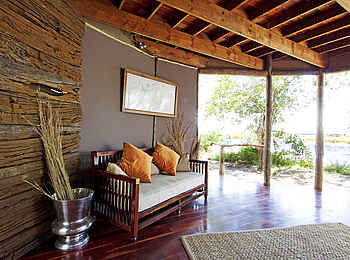 Lagoon Camp: Unter dem Vordach Lagoon Camp: Unter dem Vordach