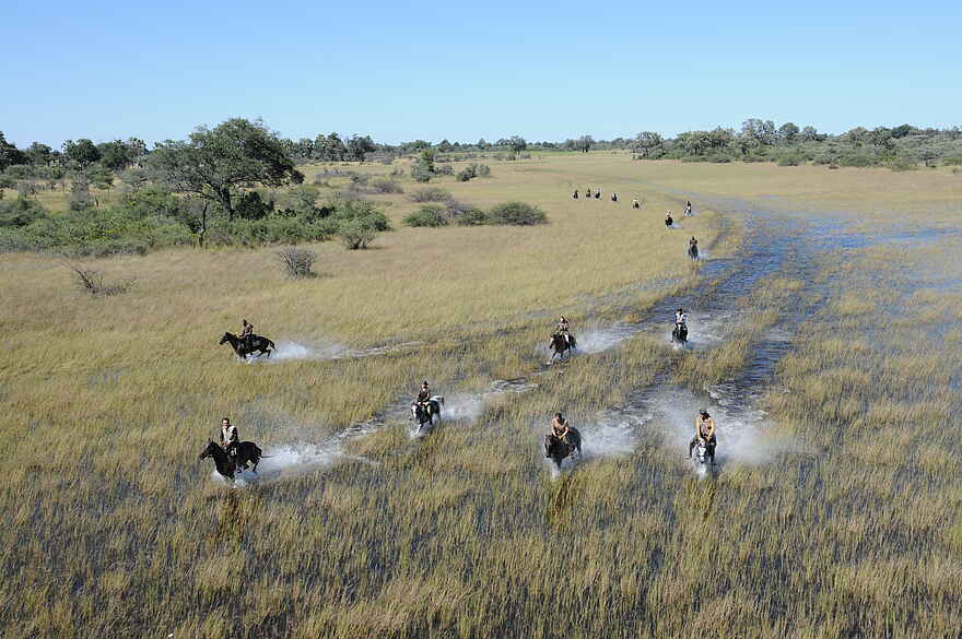 Macatoo Camp: Ausritt durch überflutete Graslandschaft Macatoo Camp: Ausritt durch überflutete Graslandschaft