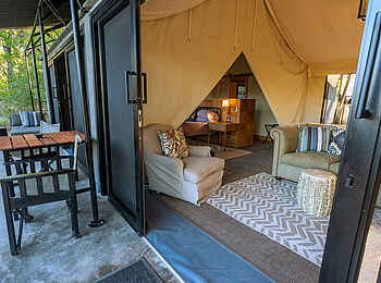 Machaba Camp: Blick in den Wohnbereich von der Terrasse aus