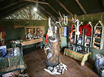 Moremi Crossing: Souvenirshop Moremi Crossing: Souvenirshop