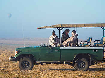 Mukambi Busanga Plains Camp: Safarifahrzeug und Heißluftballon Mukambi Busanga Plains Camp: Safarifahrzeug und Heißluftballon